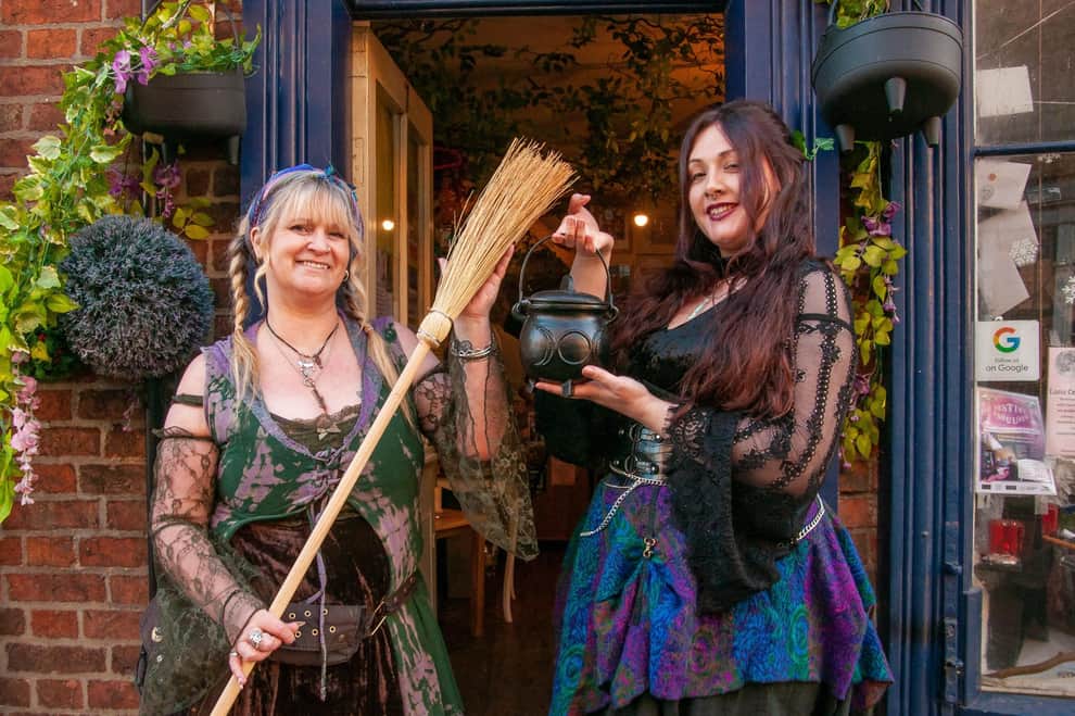 Shelley Mayes e Tess Lowe fuori da Flange & Prong.