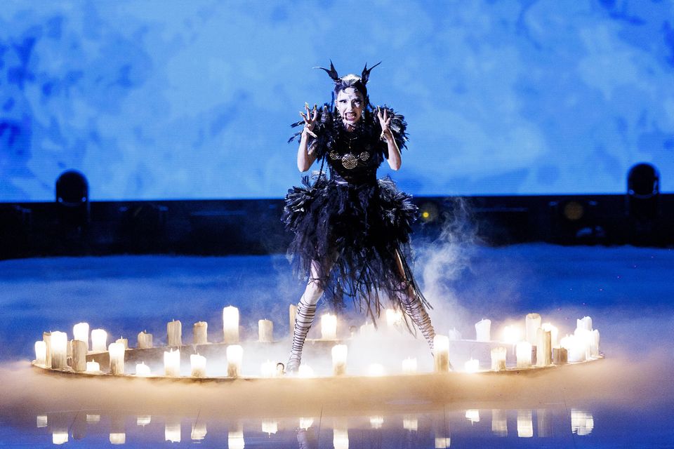 All’Eurovision la Strega Bambie Thug ha messo in scena un rituale esoterico fantastico