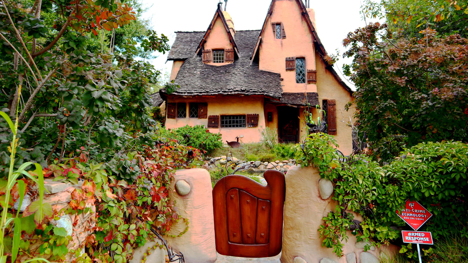 Nel mezzo di Beverly Hills si trova una Witch’s House
