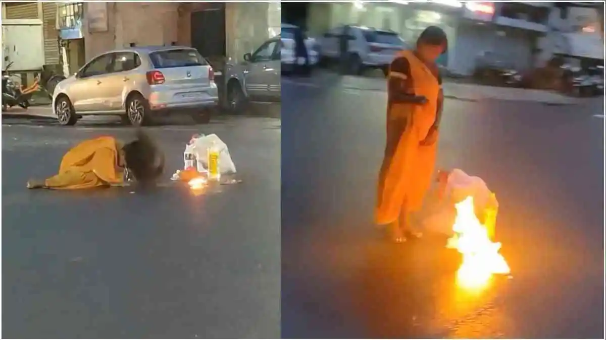 Una donna esegue uno strano rituale in mezzo alla strada a Jabalpur (India)